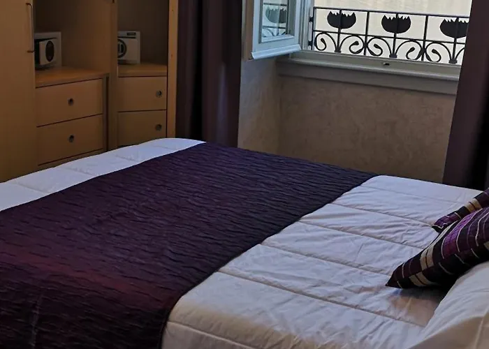 赫尔维蒂亚酒店 3* 勒泽诺